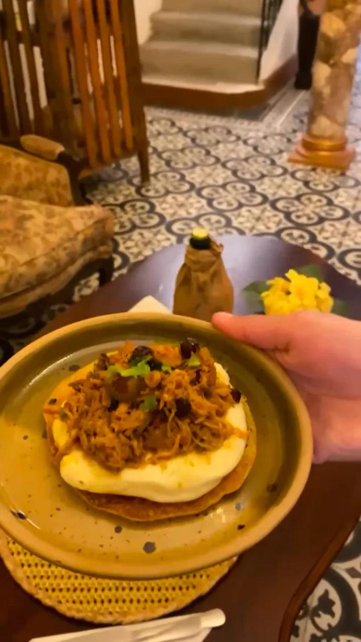 Cachapa con queso derretido servida en un plato de cerámica