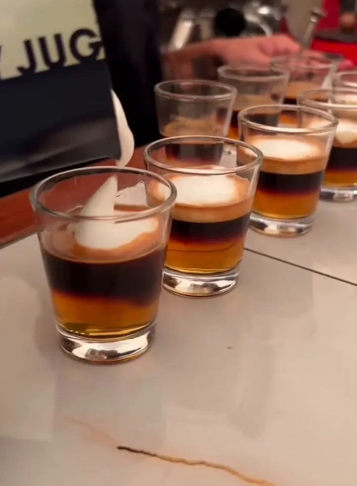 Cafés en capas servidos en vasitos sobre la barra