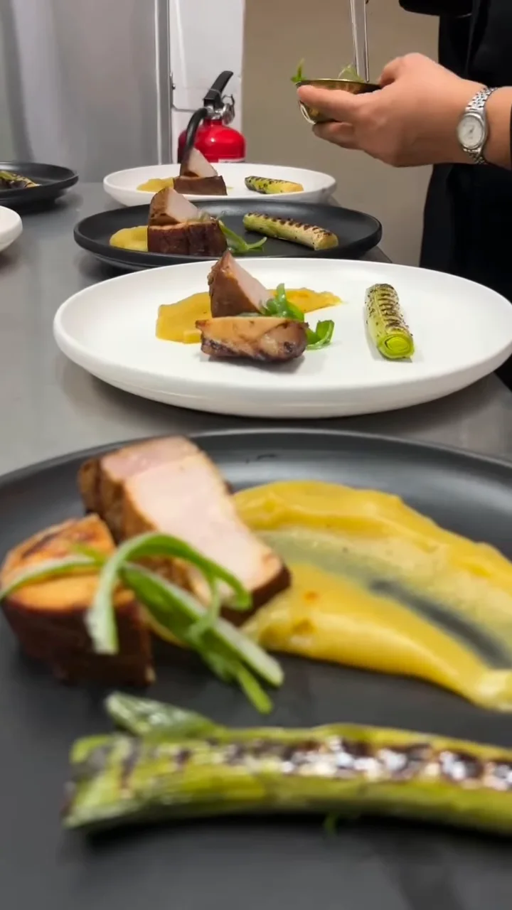 Cerdo con puré amarillo y espárrago a la parrilla