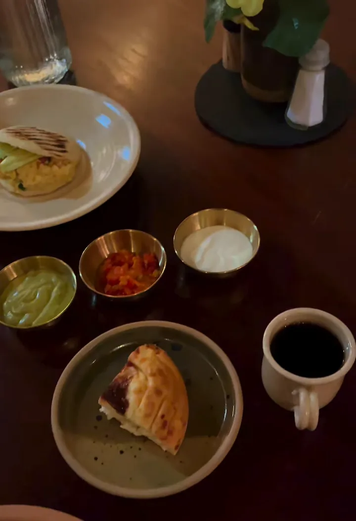 Empanadas doradas con queso fresco