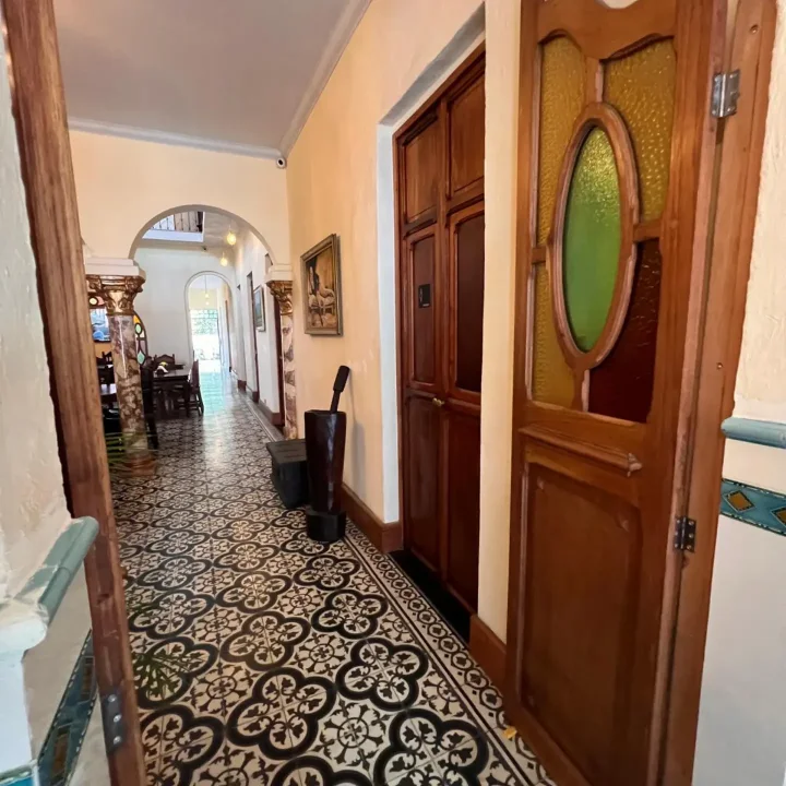 Pasillo con arcos y piso de mosaico