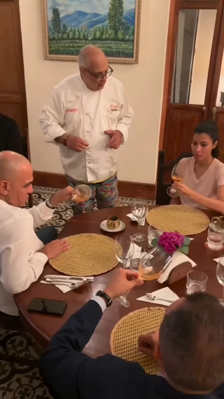El chef presentando un plato a los comensales en el salón