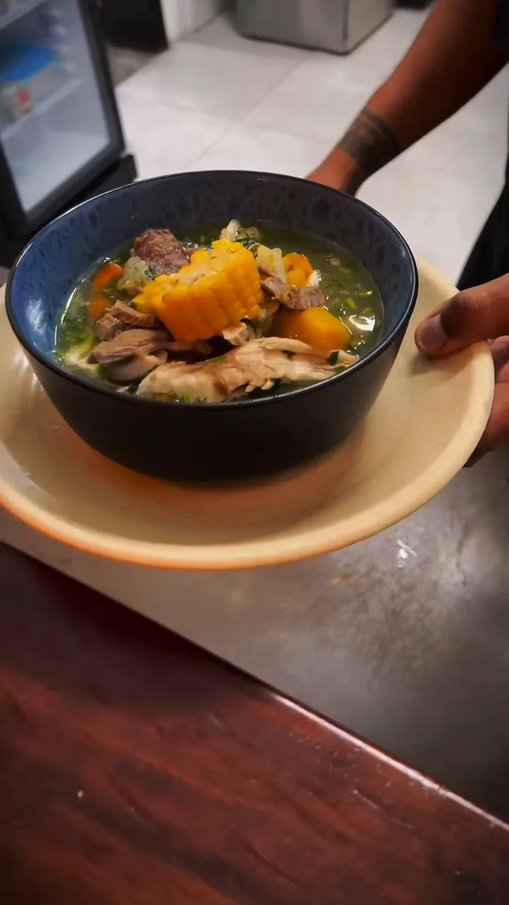 El Cruzado, plato de la casa, servido con mazorca sobre una bandeja