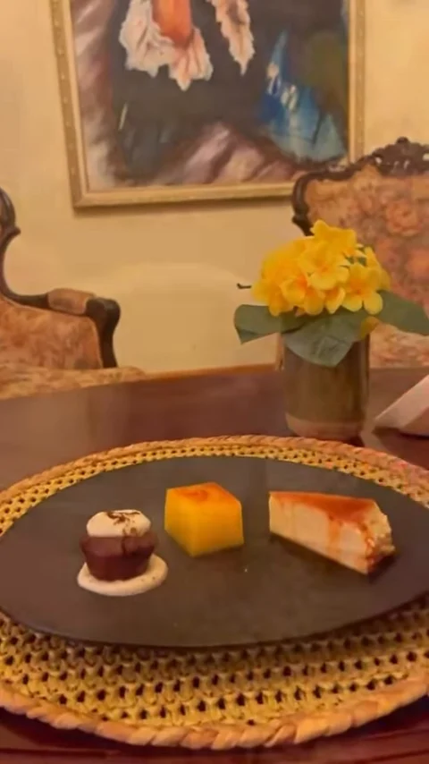 Trinidad Mantuana: tres postres sobre una pizarra, junto a una taza de chocolate caliente